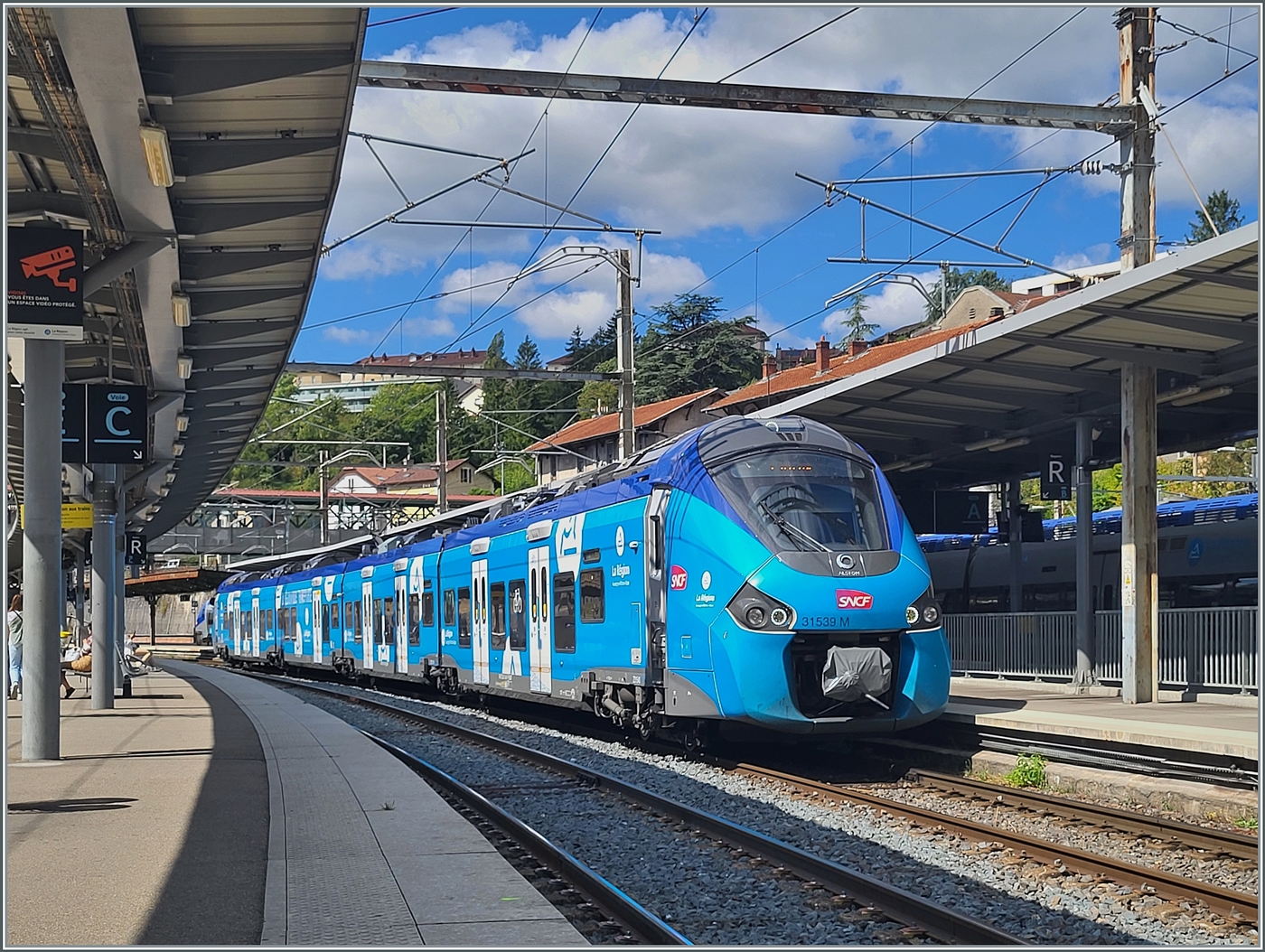 Der SNCF Coradia Polyvalent régional tricourant Z 31539M als TER 884517 nach Evian-les-Bains im Bahnhof von Bellegarde-sur-Valserine.

26. August 2024