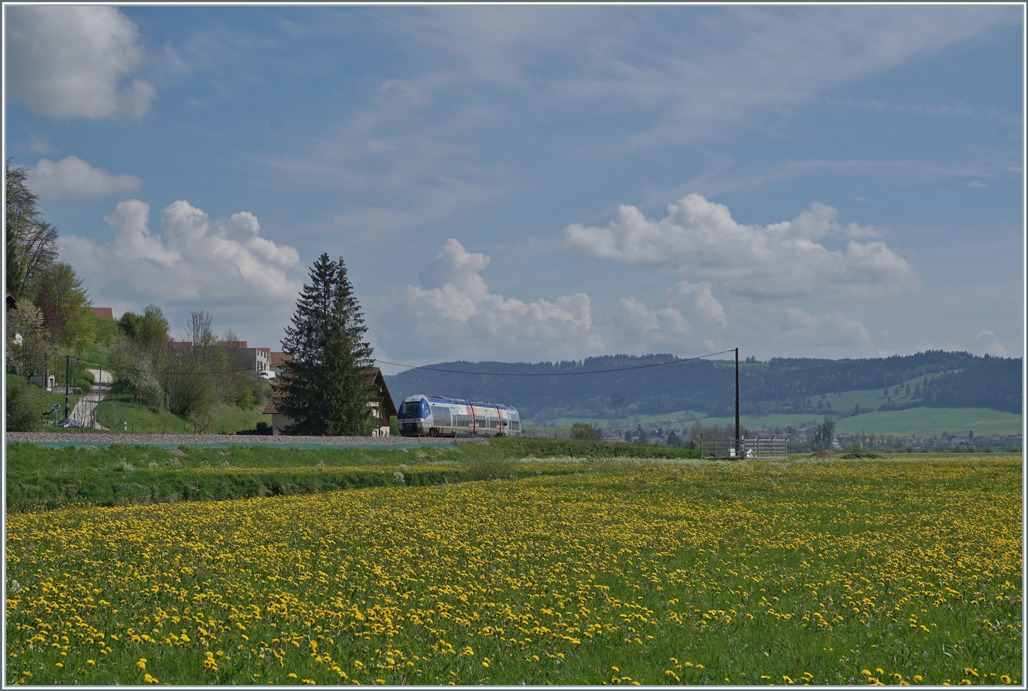 Der SNCF Dieseltriebwagen X 76713/714 ist als TER 18109 auf der Fahrt von Besançon Viotte nach La Chaux-de-Fonds und strebt kurz nach dem kleinen Weiler Pont de la Roche Morteau entgegen.

10. Mai 2022