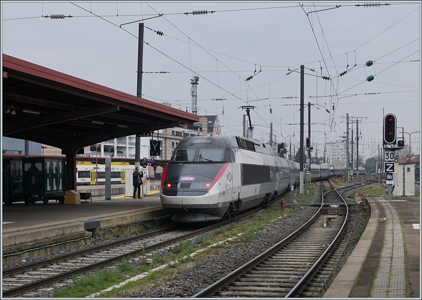 Der SNCF TGV Rame 536 und ein weiterer verlassen Strasbourg mit dem Ziel Nice Ville. 

12. März 2024