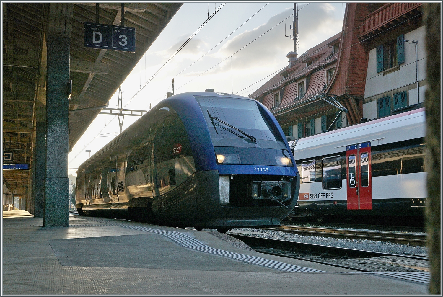 Der SNCF X 73755 wartet als TER 18136 in Vallorbe auf die Abfahrt nach Frasne. 

21. Juli 2022