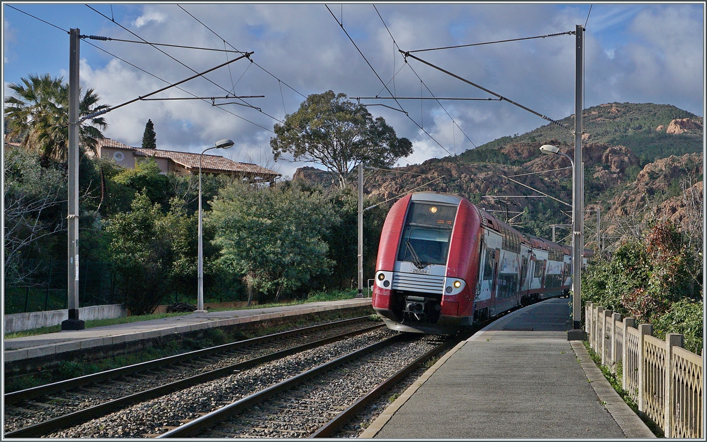Der SNCF Z 26584  Computer Mouse  erreicht den Bahnhof von Anthéor-Cap-Roux. 

27. März 2025 