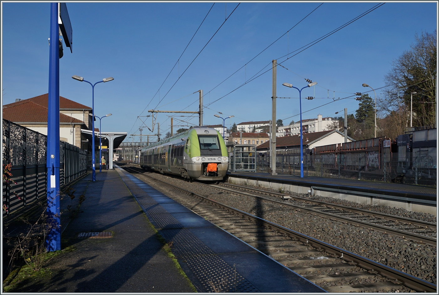 Der SNCF Z 27516 ist als MOBIGO TER 894008 auf der Fahrt von Belfort nach Besançon Viotte und hat den Bahnhof von Montbéliard (zu Deutsch Mömpelgard) erreicht. In der Regeln nutze ich die deutschen Namen nicht deutschsprachiger Orte kaum, doch hier schien mir die Ausnahme angebracht, gehörte doch Mömpelgard gut 400 Jahre zum Hause Württemberg. Doch zurück zur Bahn: Montbéliard liegt an der1858 eröffneten Strecke Dole - Belfort und wird heute von TER Zügen bedient, hatte aber vor der Eröffnung der TGV Strecke auch Fernverkehrszüge aufzuweisen, wie z.B Nachtzüge Luxembourg - Port Pou oder die SNCF Tourbotrain Triebzüge Lyon - Strasbourg. Zudem verband ab 1868 eine Strecken Montbéliard mit Delle, auf welcher die jedoch schon 1938 der Reisezugverkehr eingestellt wurde.

9. Dezember 2025