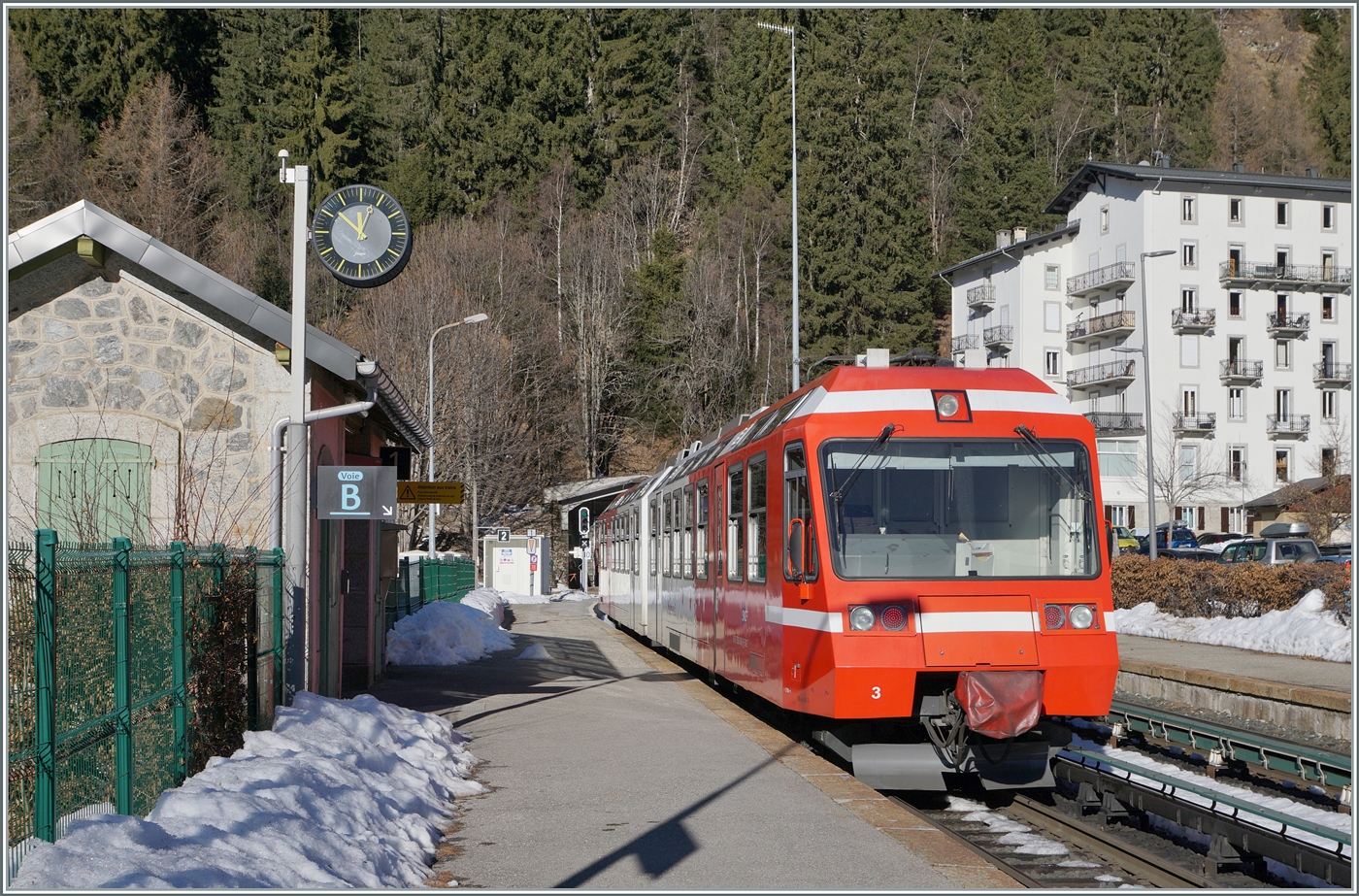 Der SNCF Z 800 003 (94 87 0000 806-3) ist als TER 18959 von Les Houches nach Vallorcine unterwegs und verlässt den Bahnhof von Montroc-le-Planet. 

26. Dez. 2025