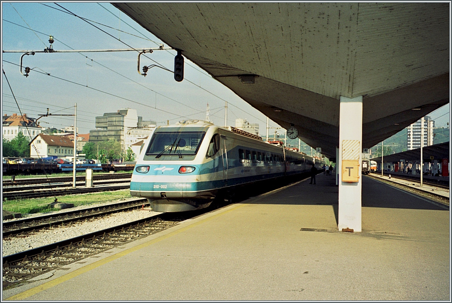 Der SZ  Pendolino  ICS 310-002 wartet in Ljubljana auf die Abfahrt.

Analogbild vom Juni 2001 