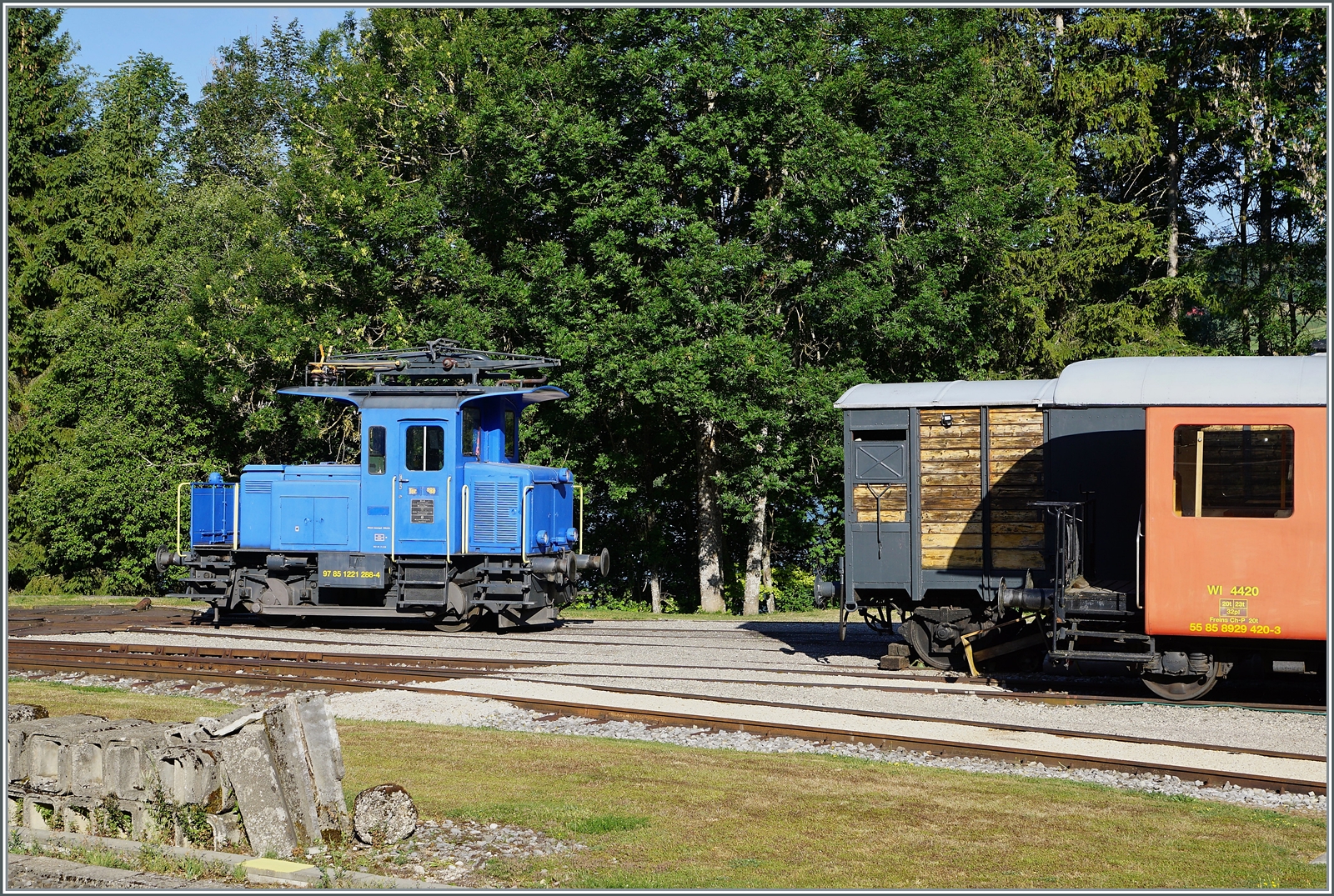 Der Tem II 221 N° 288 (97 85 1221 288-4) der CTVJ Compagnie du Train à Vapeur de la Vallé de Joux in Le Pont.

21. Juli 2022