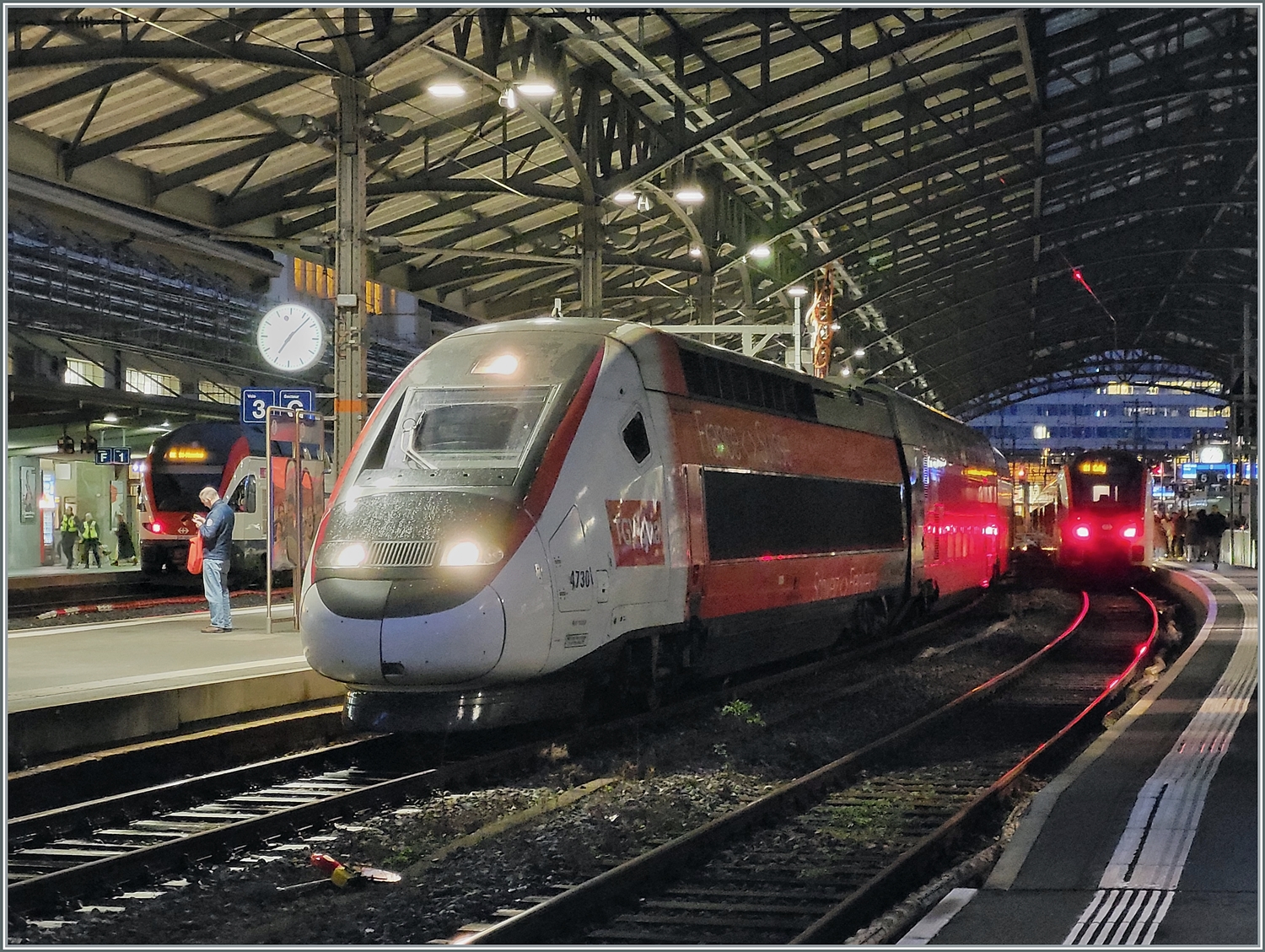 Der TGV Lyria 4730 wartet in der Zugausgangsstation von Lausanne auf die Abfahrt nach Paris Gare de Lyon. 
20. Feb 2024