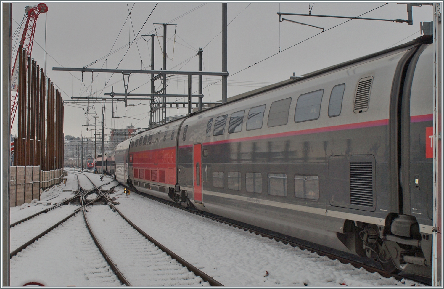 Der TGV Lyria nach Paris verlässt Lausanne, im Hintergrund ist zudem ein SBB RABe 502  Twindexx  als ausfahrender IC 1 nach Genève zu erkennen. 

10. Jan. 2024