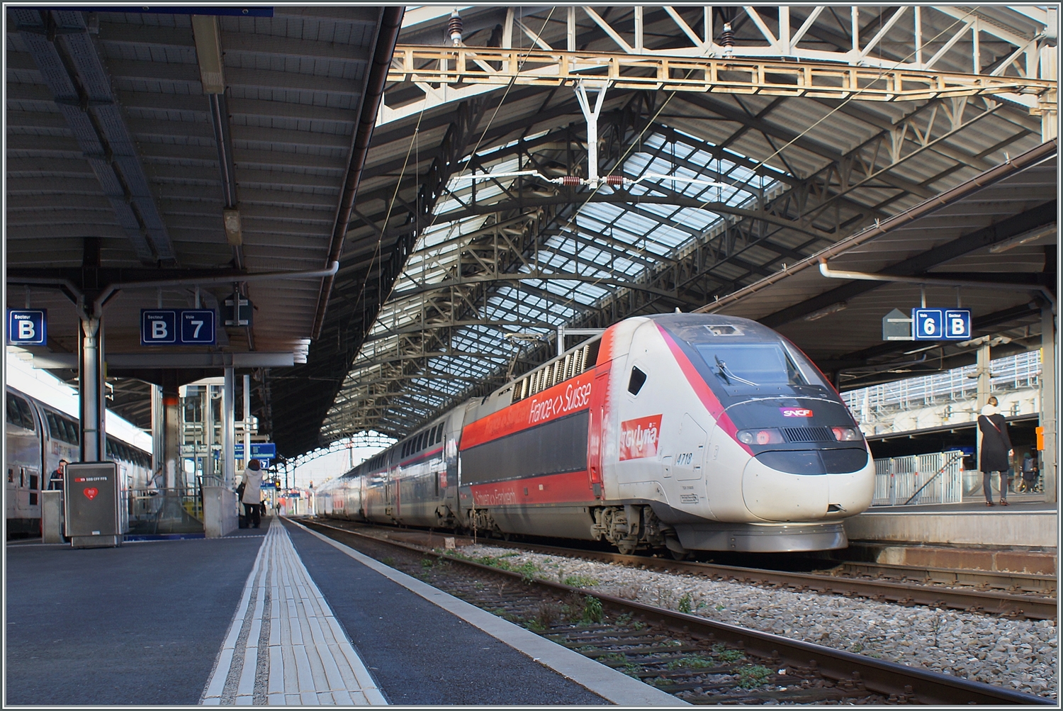 Der TGV Lyria Rame 4718 wartet in Lausanne auf die Abfahrt. Die UIC Nummer des 2012 von Alstom gebauten Triebkopfes lautet: 93 87 03 10035-5 F-SNCF.

7. Dez. 2023