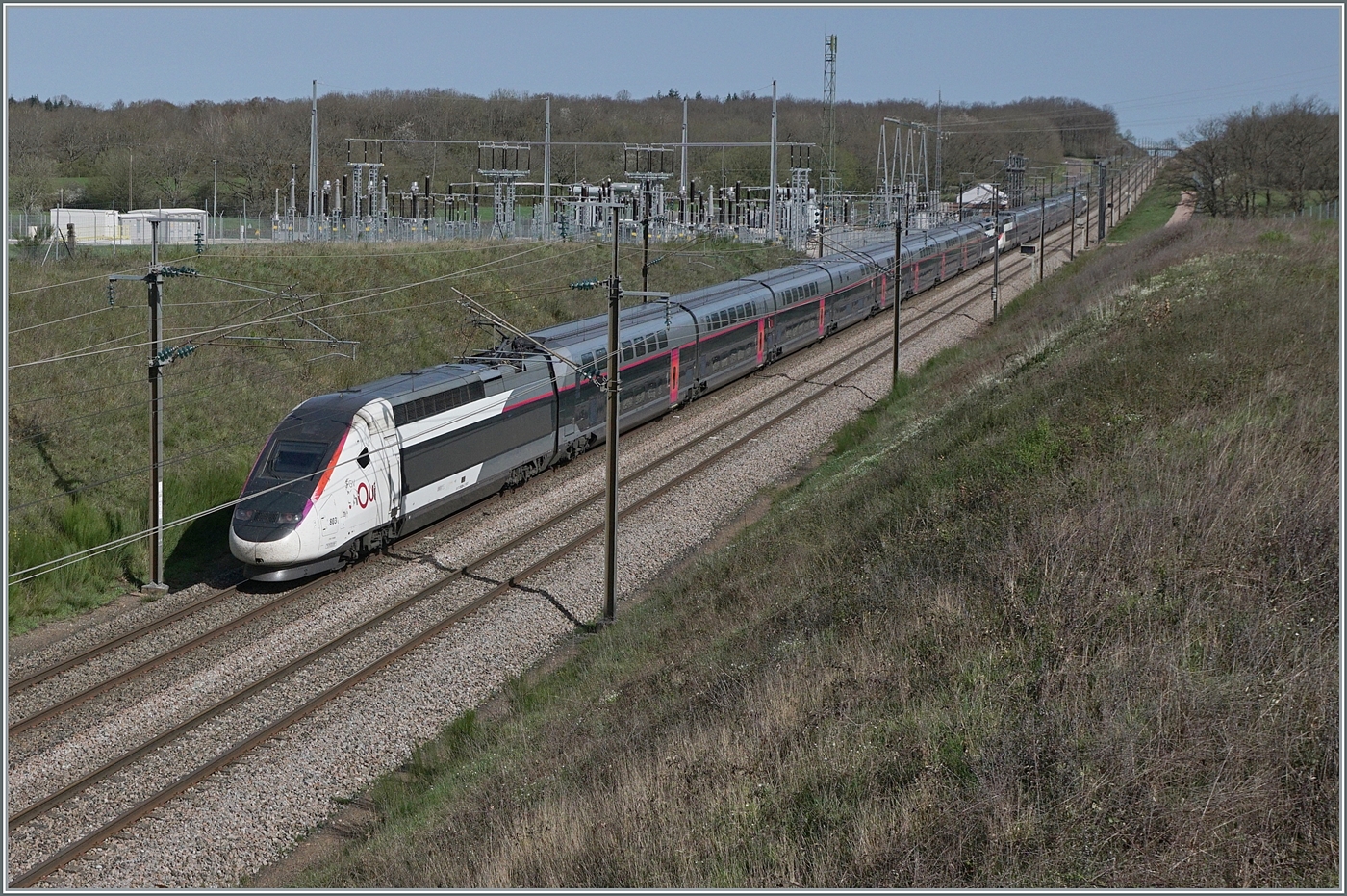 Der TGV Triebzug (Rame) 803 ist als TGV 66202 von Perpignan nach Paris Gare de Lyon bei Saint Émiland unterwegs. 

6. April 2024 