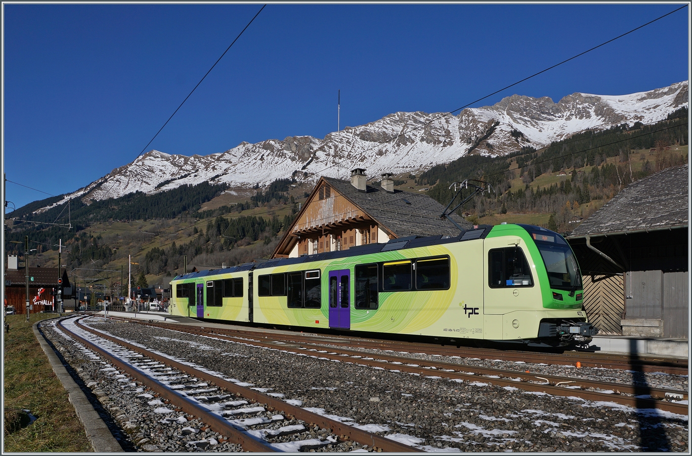 Der TPC ASD ABe 4/8 472 wartet in Les Diablerets vor leicht  verzuckerten  Berggipfel auf die Abfahrt nach Aigle. 

30. Nov. 2024