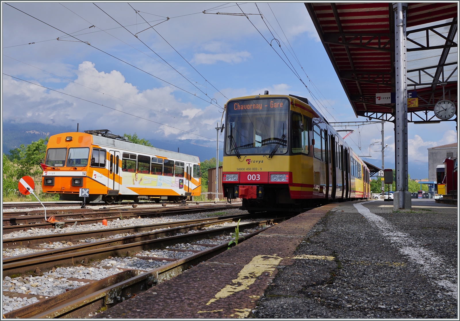 Der TRAVYS/OC Be 4/8 003 wartet in Orbe auf die Abfahrt nach Chavornay, links im Bild der defekte Stadler Be 2/2 14. 

15. Aug. 2022