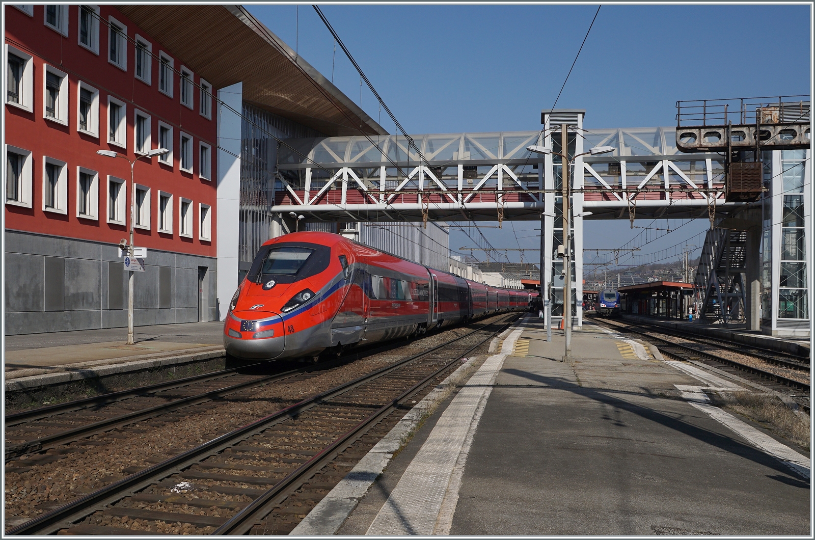 Der Trenitalia FS ETR 400 048 ist als FR 9291 von Paris Gare de Lyon nach Milano Centrale unterwegs und hält hier kurz in Chambéry-Challes-les-Eaux. 

20. März 2022