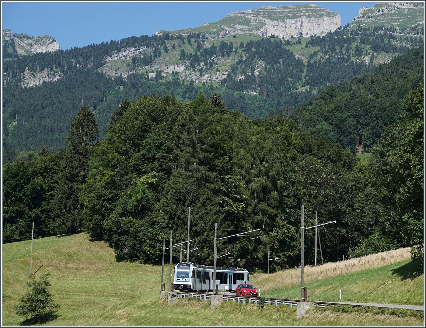 Der in den Werbefarben für den  Glacier 3000  beklebte neune TPC ASD ABe 4/8 473 ist zwischen Le Sépey und Les Planches auf dem Weg nach Aigle.

27. Juli 2024
