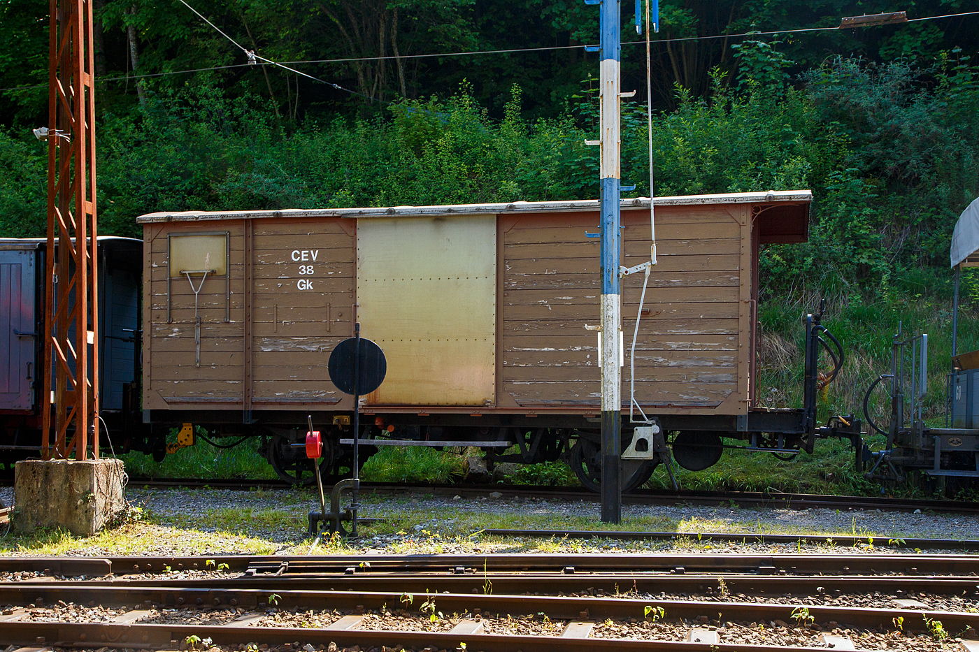 Der zweiachsige gedeckte Güterwagen mit einer offenen Plattform CEV Gk 38, ex K 38, der Chemins de fer électriques Veveysans (heute MVR - Transports Montreux–Vevey–Riviera) ist am 27.05.2023 auf dem Museums-Areal der Museumsbahn Blonay–Chamby in Chaulin. Ob er heute zum Bestand der Museumsbahn Blonay–Chamby gehört ist mir unklar (gelistet ist er noch nicht). Vor genau 10 Jahren konnte ich ihn beim Bahnhof Vevey sehen und ablichten.

Der zweiachsige CEV Gk 38 wurde 1913 von SWS Schlieren (Schweizerische Wagons- und Aufzügefabrik AG) gebaut und an die CEV geliefert.

TECHNISCHE DATEN (CEV Gk 37):
Typ: K²
Baujahr: 1905
Hersteller: SWS Schlieren
Spurweite: 1.000 mm (Meterspur)
Achsanzahl: 2 
Eigengewicht: 6,1 t
Nutzlast: 10 t
Ladefläche: 14,13 m²
Höchstgeschwindigkeit: 45 km/h