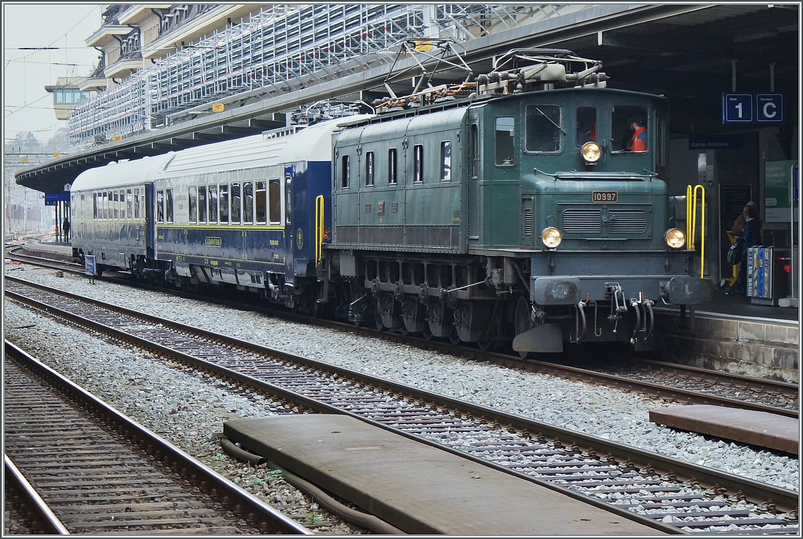 Die Ae 4/7 10997 ist mit den edlen Wagen  Le Diamant Bar  WRm 61 85 88-94 003-4 CH-IRIS und  Le Salon Bleu  ARmz 61 85 88-90 200-6 CH-IRIS unterwegs und macht in Lausanne einen kurzen Halt. 

12. November 2022