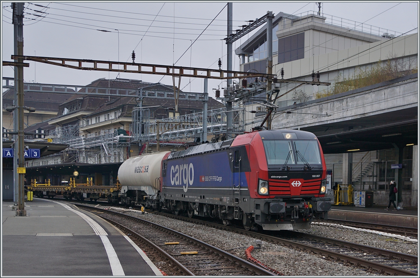 Die an SBB Cargo vermietete 193 057 wartet mit einem Güterzug in Lausanne in Richtung Romont auf die Abfahrt. 

19. Jan. 2026