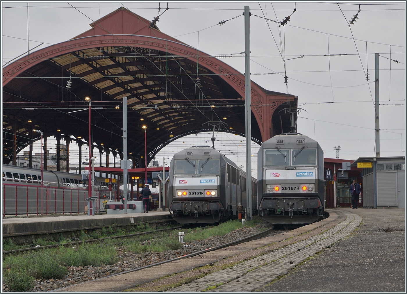 Die beiden SNCF GRAND EST BB 26161R und 26167R warten in Strasbourg mit ihre TER nach Paris Est (!) und Basel SBB auf die Abfahrt. 

12. März 2024 