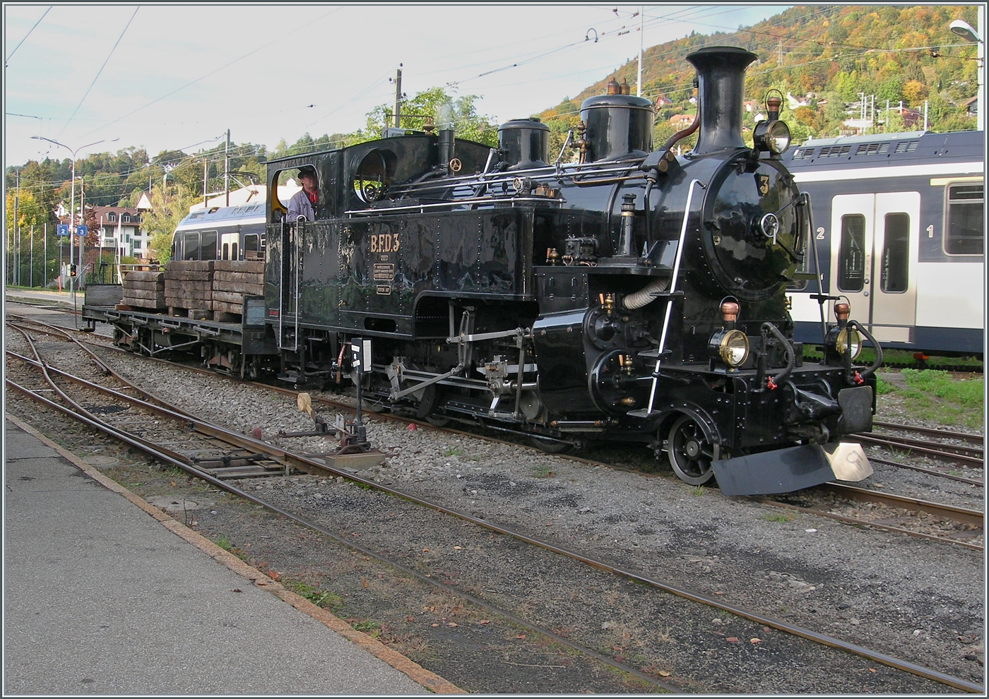 Die BFD HG 3/4 N° 3 der Blonay-Chamby Bahn rangiert in Blonay einen MOB Flachwagen (wohl ebenfalls B-C), welcher dem letzten Dampfzug nach Chaulin beigegeben wird.

13. Oktober 2024