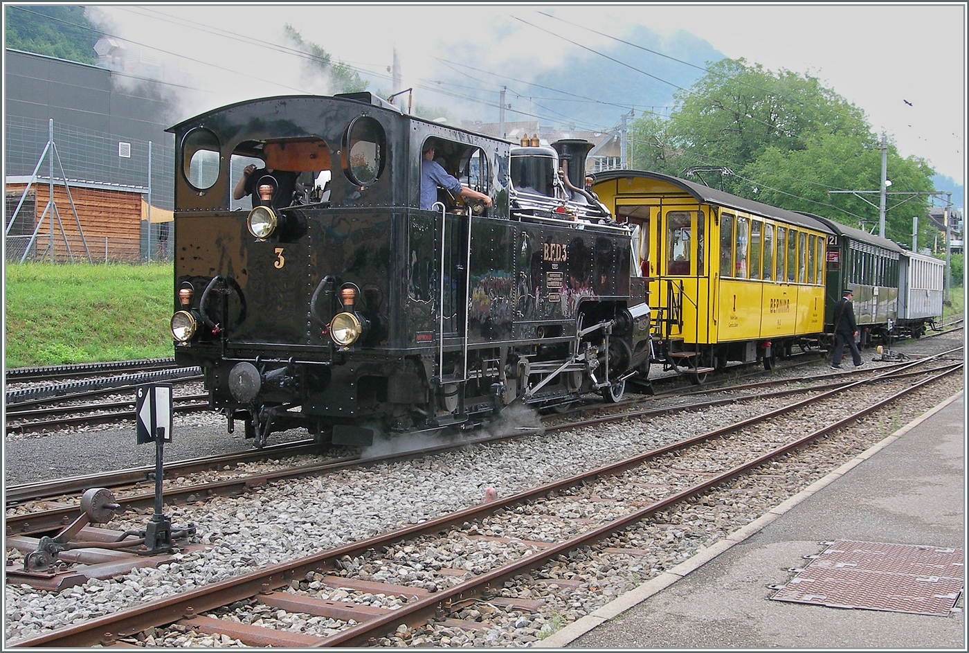 Die BFD HG 3/4 N° der Blonay Chamby Bahn erreicht mit dem Riviera Belle Epoque Zug als der von Chaulin als Leermaterial zugeführt wird Blonay. Ab Blonay kann der Zug von Fahrgästen genutzt werden. Ziel der Fahrt ist Vevey. (Und natürlich  dann die Rückfahrt von Vevey nach Chaulin). 

27. Juli 2025


 

