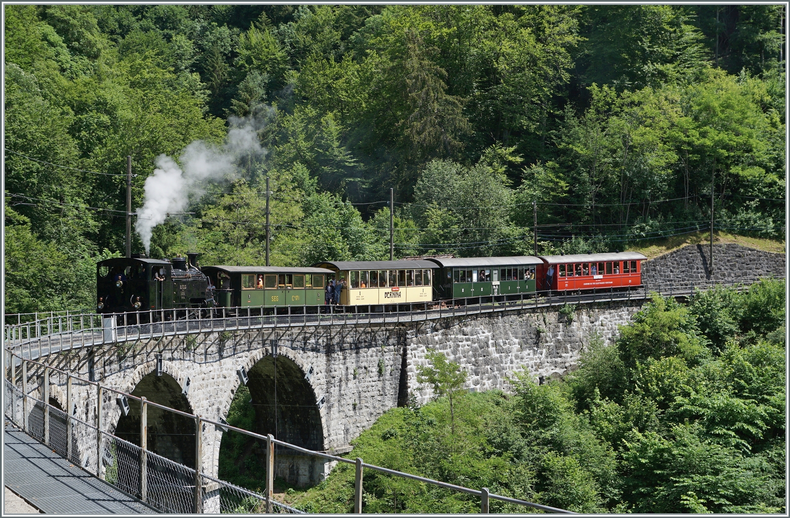 Die Blonay-Chamby Bahn HG 3/4 N°3 ist mit einem langen und bunten Zug auf dem Baye de Clarens Viadukt auf dem Weg nach Blonay. 

5. Juni 2022