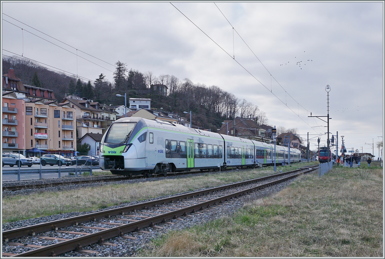 Die BLS MIKA sind so zahlreich, dass sie sogar vermietet werden können: Bei der Region Alps übernimmt en BLS MIKA zwei bis drei Fahrten von Brig in Richtung St-Gingolph; das Bild zeigt den BLS RABe 528 109 als R 91 6125 nach Brig beim Verlassen von Bouvert. 

4. März 2024