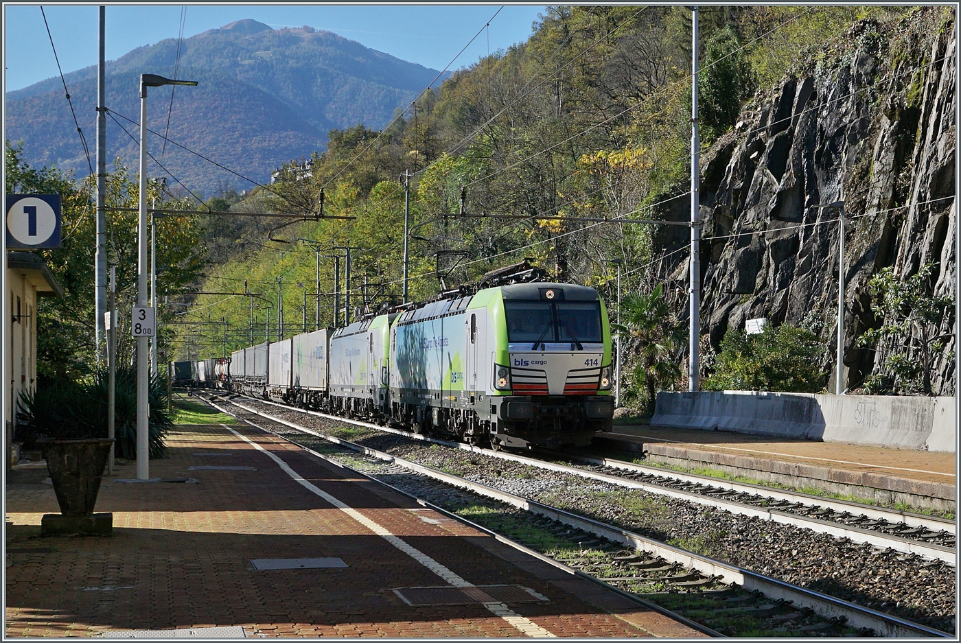 Die BLS Re 475 414 und eine weitere sind bei Preglia auf der Simplon Süd Rampe mit einem Güterzug auf dem Weg in Richtung Brig.

31. Oktober 2024