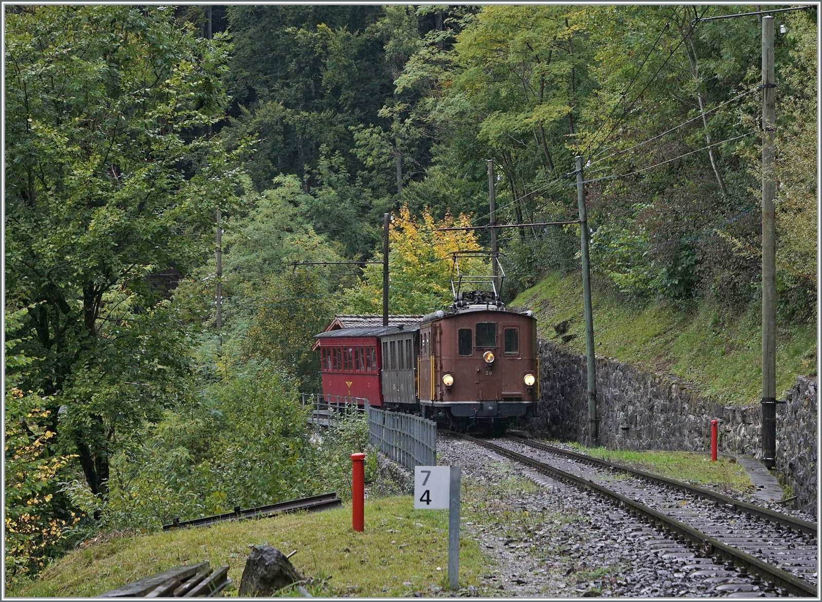 Die BOB HGe 3/3 29 der Blonay-Chamby Bahn ist bei Vers-Chez Robert auf dem Weg nach Chamby. 

1. Okt. 2022
