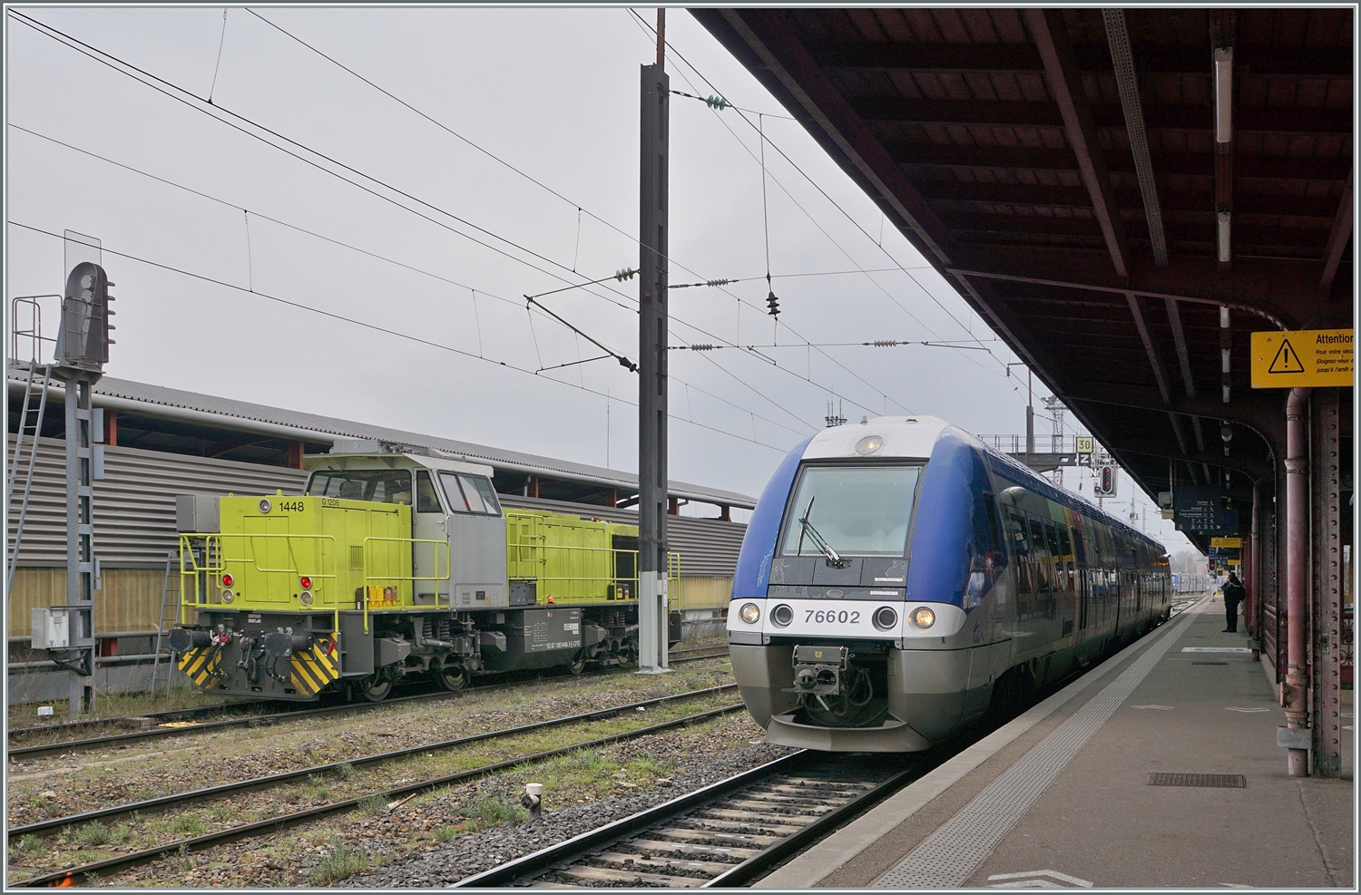Die Captrain France (CPTF) 1448 D 1206 mit der UIC Nummer 92 87 1001448-3 F-CPTF mit der Zulassung in Frankreich und Deutschland hat sich an der Tankstelle in Strasbourg versorgt und ist nun auf Rangierfahrt zu ihrem nächsten Einsatz. Rechts im Bild der SNCF X 76602. 

12. März 2024