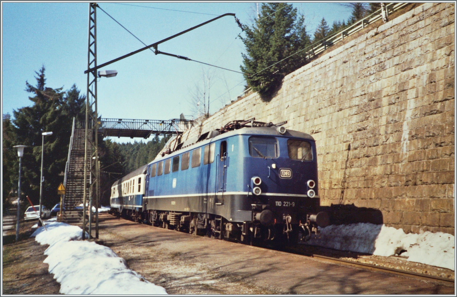 Die DB 110 221-9 erreicht mit ihrem FD 703 von Münter (Westfallen) kommend den Zielbahnhof Seebrugg.

Analogbild vom April 1988