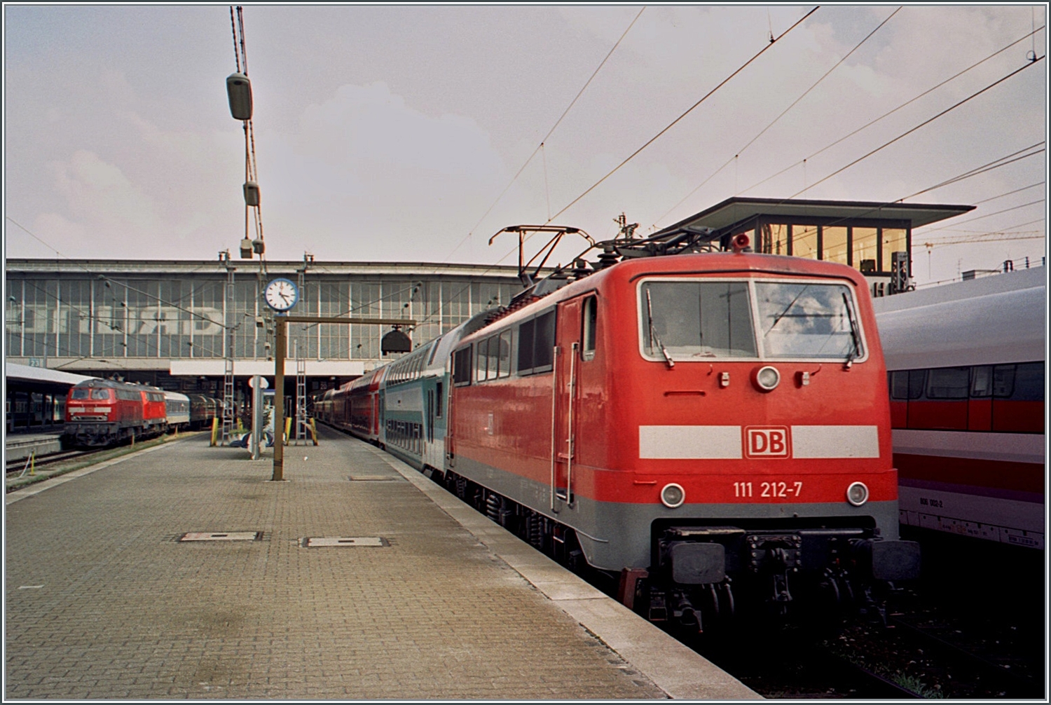 Die DB 111 212-7 mit einem Nahverkehrszug in München HBF. 

Analogbild vom 4. Mai 2001