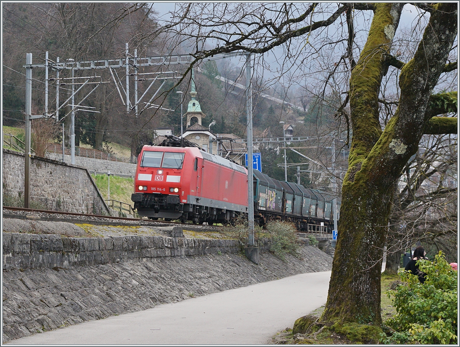Die DB 185 114-6 ist mit dem Novellis Zug von Sierre nach Göttingen bei Villeneuve auf der Fahrt in Richtung Lausanne. 

28. Feb. 2024