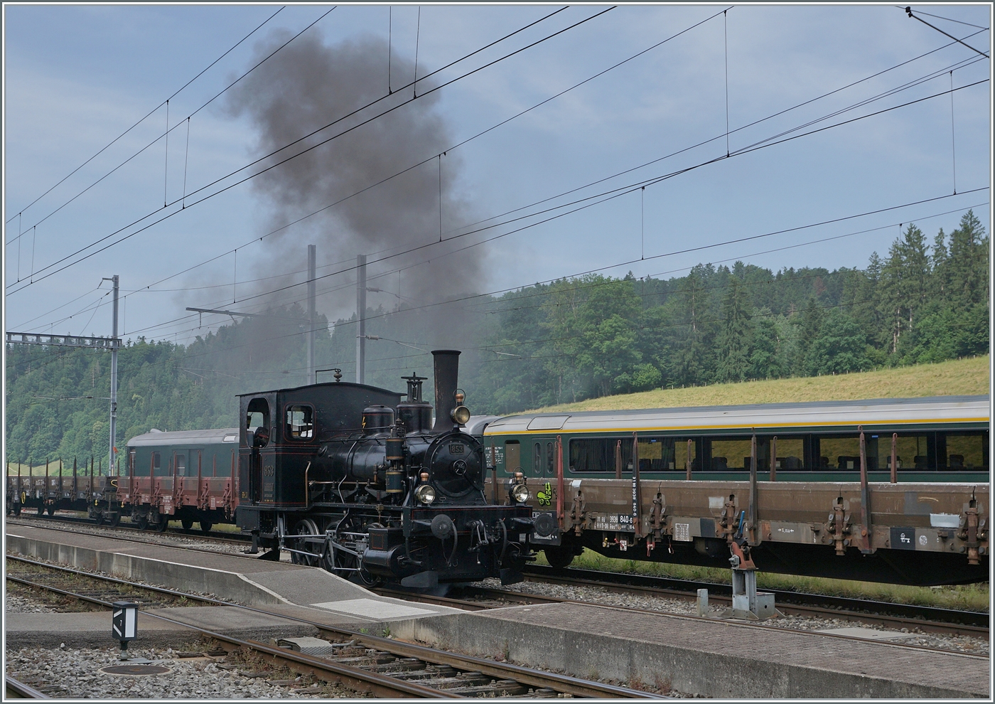 Die E 3/3 853 (UIC 90 85 0008 573-3) der  Emmentalbahn  rangiert im Bahnhof von Bahnhof von Sumiswald-Gr�nen. 

14. Juni 2025