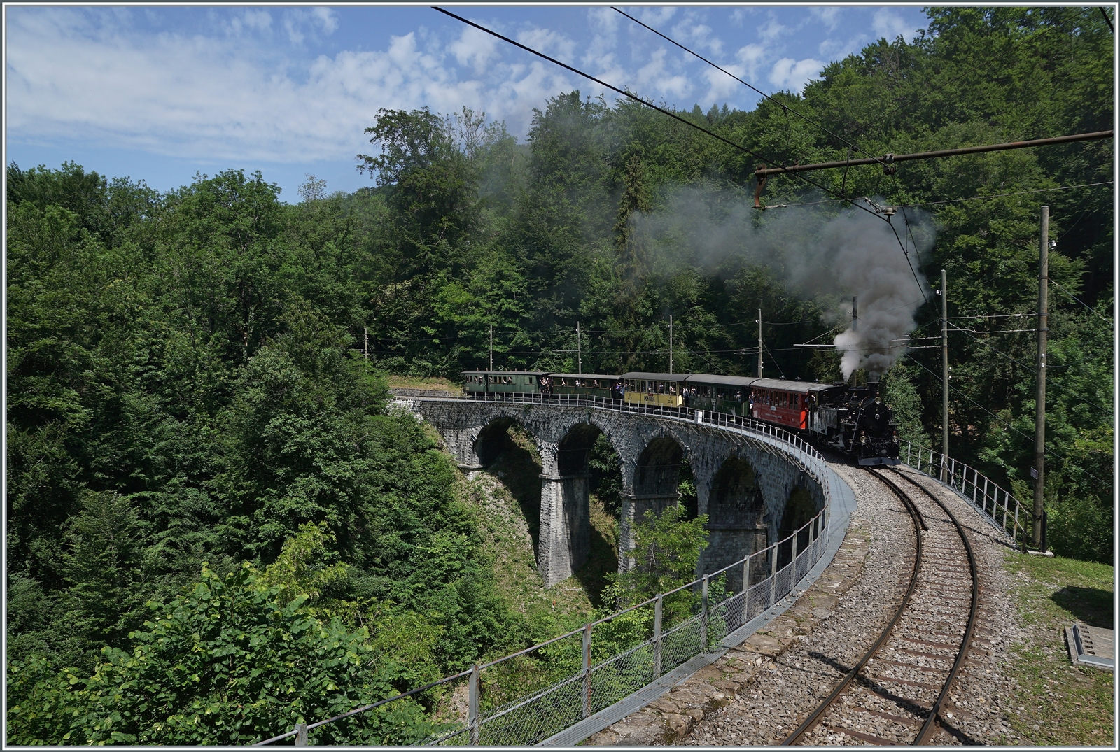 Die erst vor kurzem aus Meiningen zurückgekehrte BFD HG 3/4 N° 3 der Blonay Chamby Bahn ist mit einem langen Reisezug auf dem Baye de Clarens Viadukt auf dem Weg nach Chamby. 

4. Juni 2022