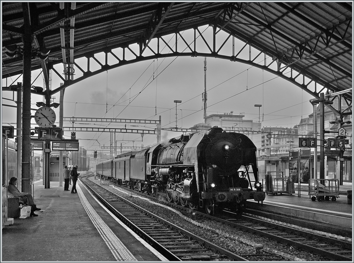 Die (ex) SNCF 141 R 568 der L'Association 141 R 568 mit dem Train Chasse erreicht den Bahnhof von Lausanne.

26. Okt. 2024