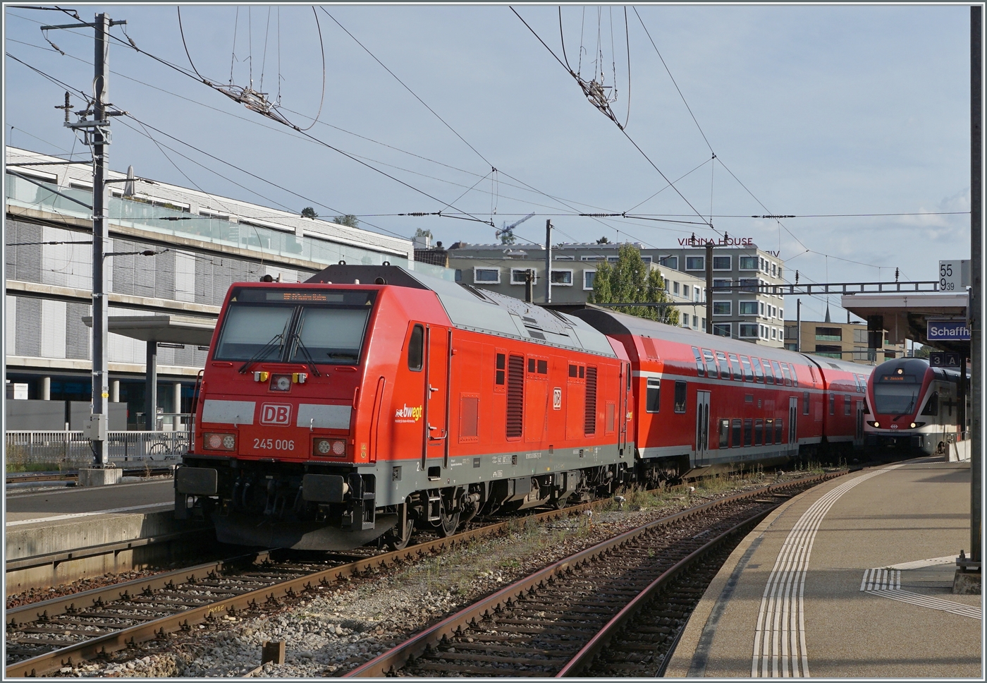 Die den IRE schiebnede DB 245 006 wartet in Schaffhausen auf die Abfahrt in Richtung Singen. 
6. Sept. 2022 