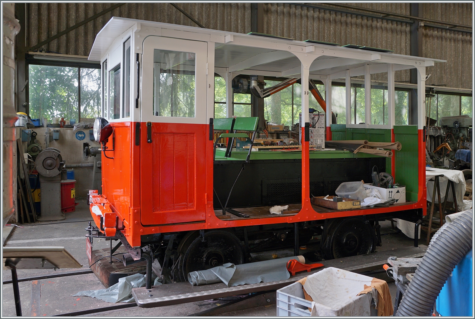 Die kleine Draisine der RB Dm 2/2 N° 3  Biniou  der Blonay-Chamby Bahn wird in Chaulin aufgearbeitet. 

4. August 2024