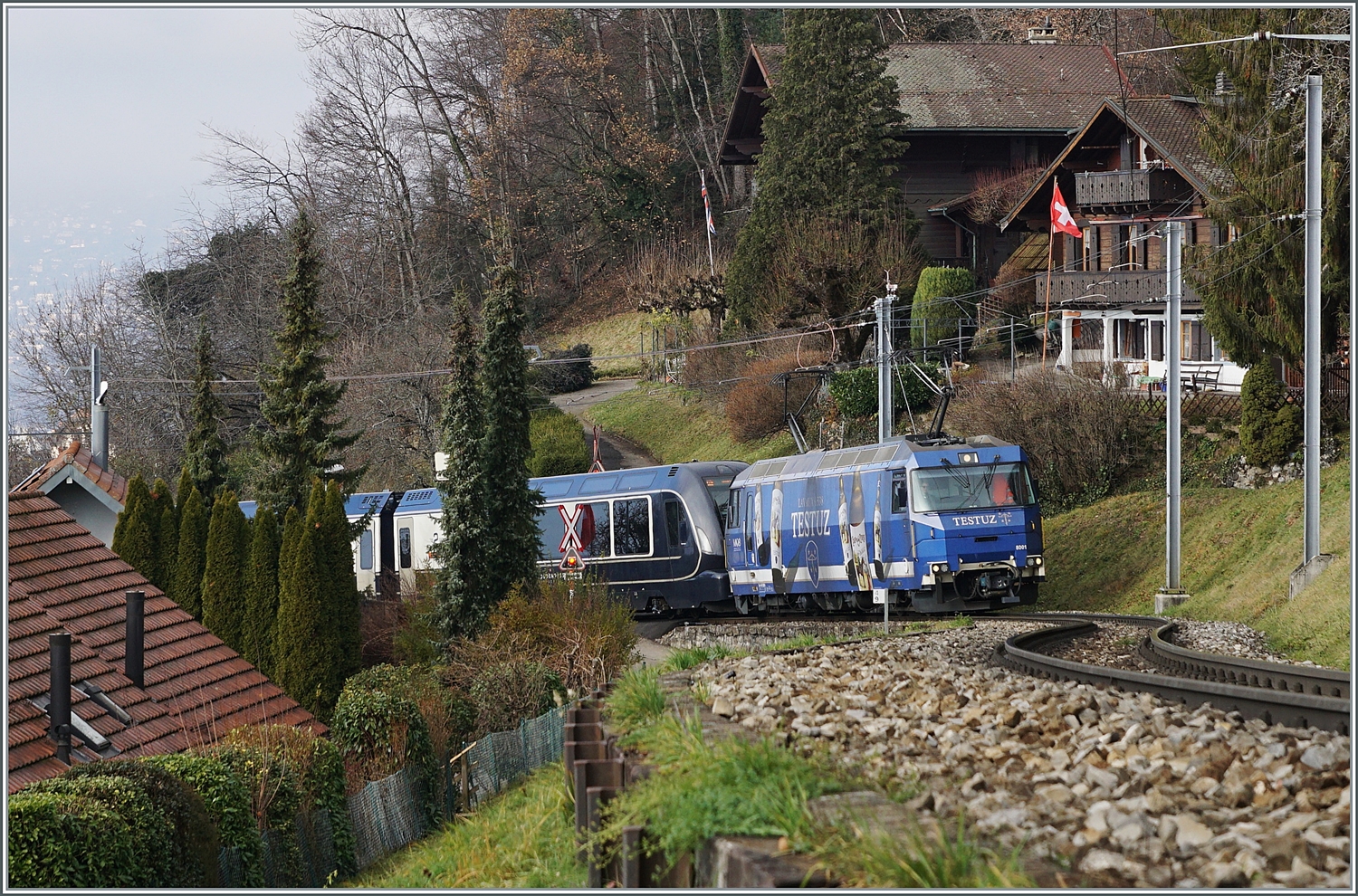 Die MOB Ge 4/4 8001 ist mit ihrem Golden Pass Express GPX 4074 bei Chernex auf dem Weg von Montreux nach Interlaken Ost.

17. Dez. 2023