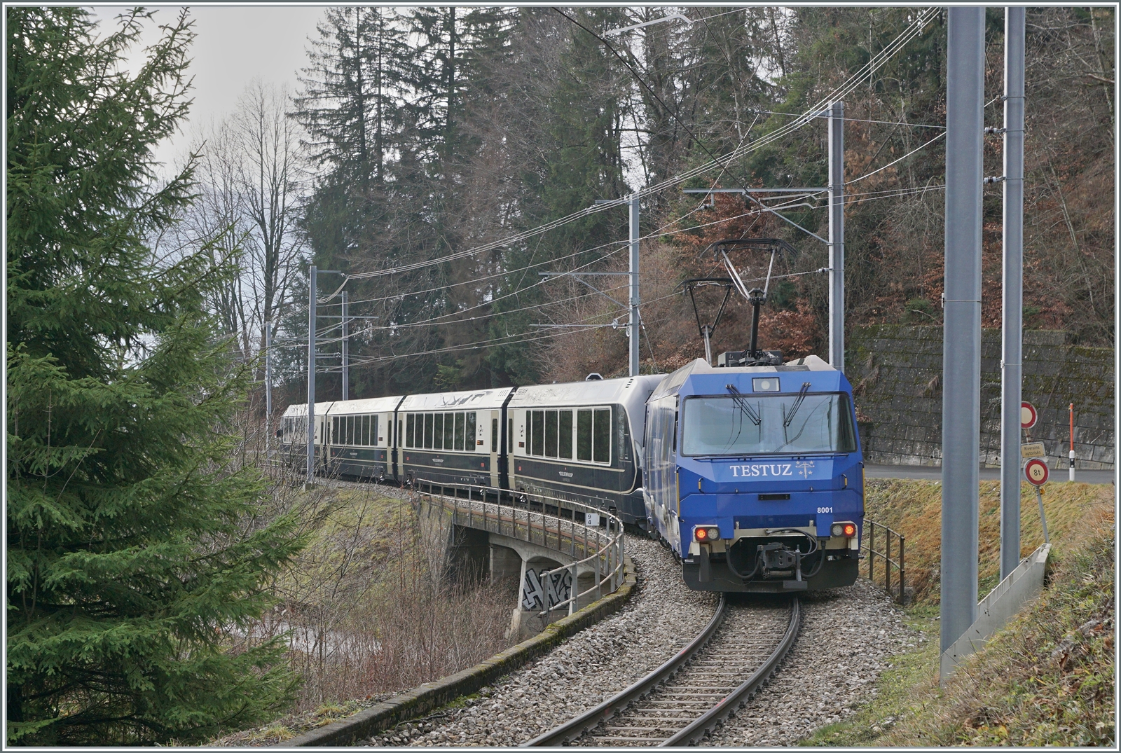 Die MOG Ge 4/4 8001 ist mit ihrem Spurwechselwagenzug GPX auf dem Weg nach Montreux. Der Zug verliess Normalspurig Interlaken Ost, wurde in Zweisimmen umgespurt und ist nun kurz nach Les Avants schon fast am Ziel seiner Fahr.

4. Jan. 2023