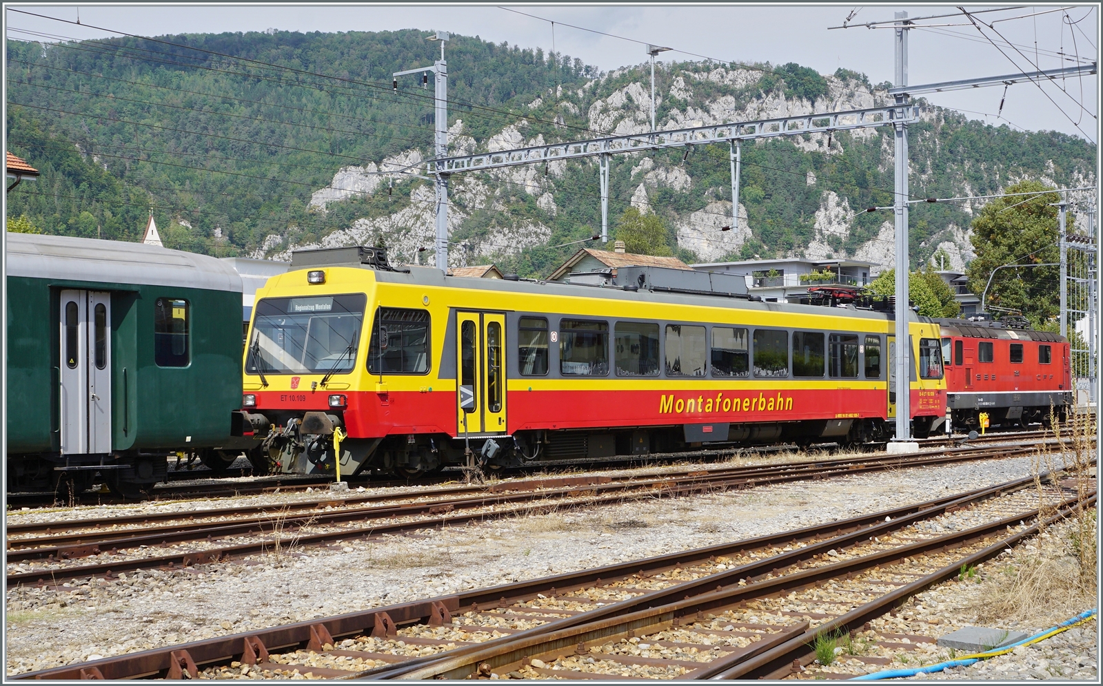 Die OeBB hat den Montafonerbahn ET 10.109 (und ET 10.110) erworben. Leider ist es nicht ganz einfach von dem zwischen zwei ÖBB Schlierenwagen und einer Re 4/4 II abgestellten Triebwagen  ein Bild zu machen. Wie zwischenzeitlich von Olli nachgeforscht wurde trug der Triebwagen die NVR-Nummer A-MBS 94 81 4482 109-3; wurde aber bereits umgezeichnet und trägt nun die Nummer 94 85 7 546 109-6 CH-OeBB. 

30. August 2022