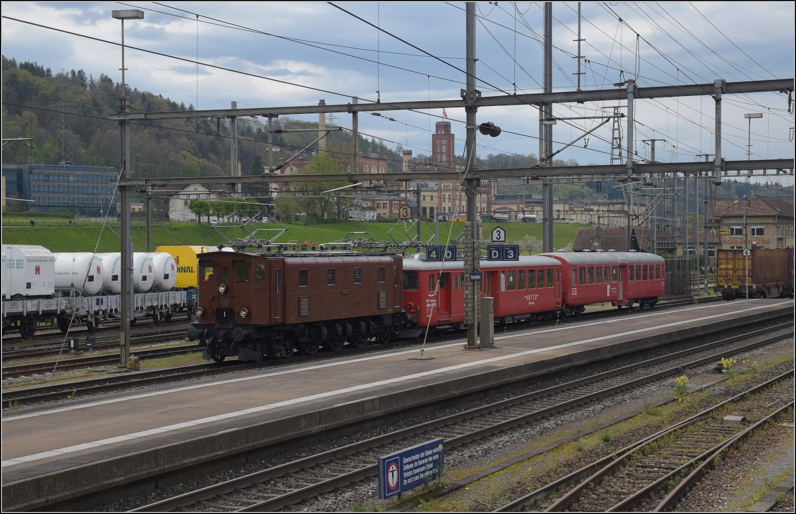 Die RVT-Fahrt zum Feldschlösschen.

Ae 3/6 III 10264 mit dem RVT-Zug in Rheinfelden mit dem Exkursionsziel im Hintergrund. April 2023.