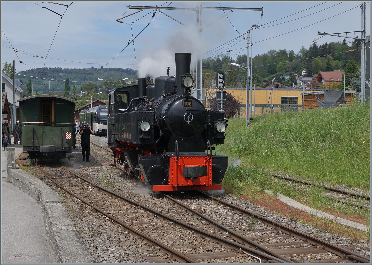 Die Saison ist eröffnet! Farblich aufgefrischt dampft die SEF G 2x 2/2 105 der Blonay-Chamby Bahn in Blonay um den ersten Dampfzug der Saison 2024 nach Chaulin zu bespannen.

4. Mai 2024