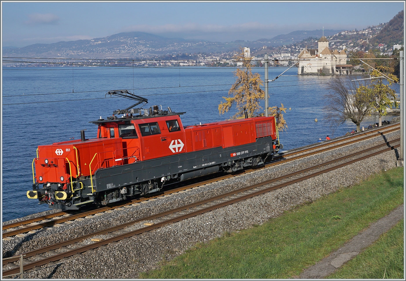 Die SBB Aem 940 051 (UIC Aem 91 85 4 940 051-6 Ch SBB I) ist kurz nach Villeneuve auf dem Weg in Richtung Lausanne. Im Hintergrund ist das Château de Chillon zu sehen. 

15. Nov. 2024 