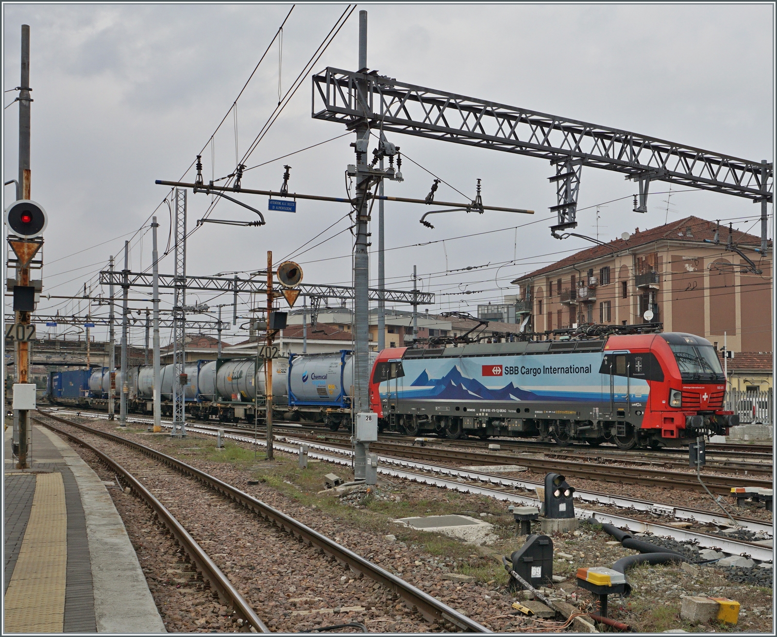 Die SBB Cargo International 193 475 ist mit einem Güterzug in Novara unterwegs. 

24. April 2023