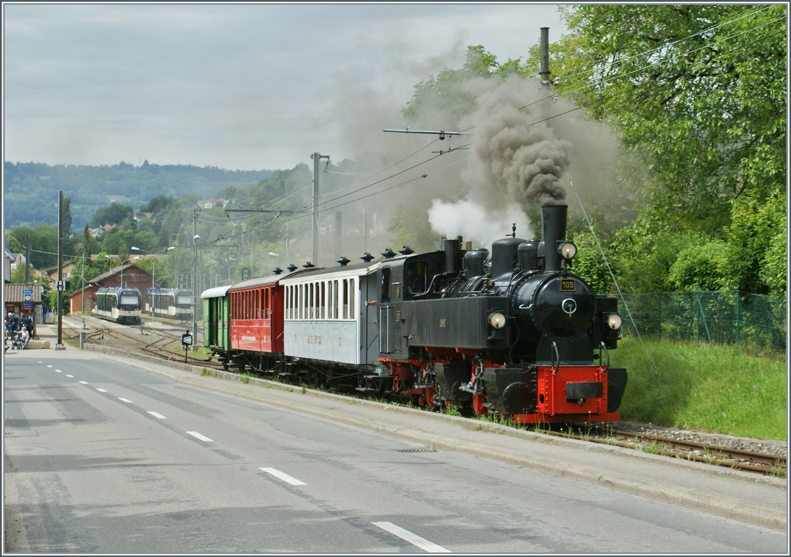 Die SEG G 2x 2/2 105 der Blonay Chamby Bahn verlässt mit ihrem bunten Zug Blonay in Richtung Chamby. 

3. Juni 2024