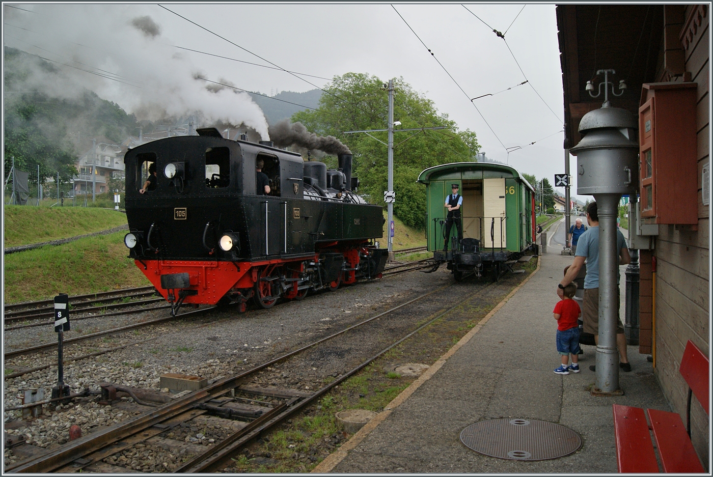 Die SEG G 2x 2/2 105 der Blonay Chamby Bahn rangiert in Blonay, um ihren Zug zu umfahren. Gerade  schlechtes Wetter  bietet oft ganz besondere Motive, so dass sich eine Museumsbahnbesuch auch bei Regen lohnt.

09. Juni 2024