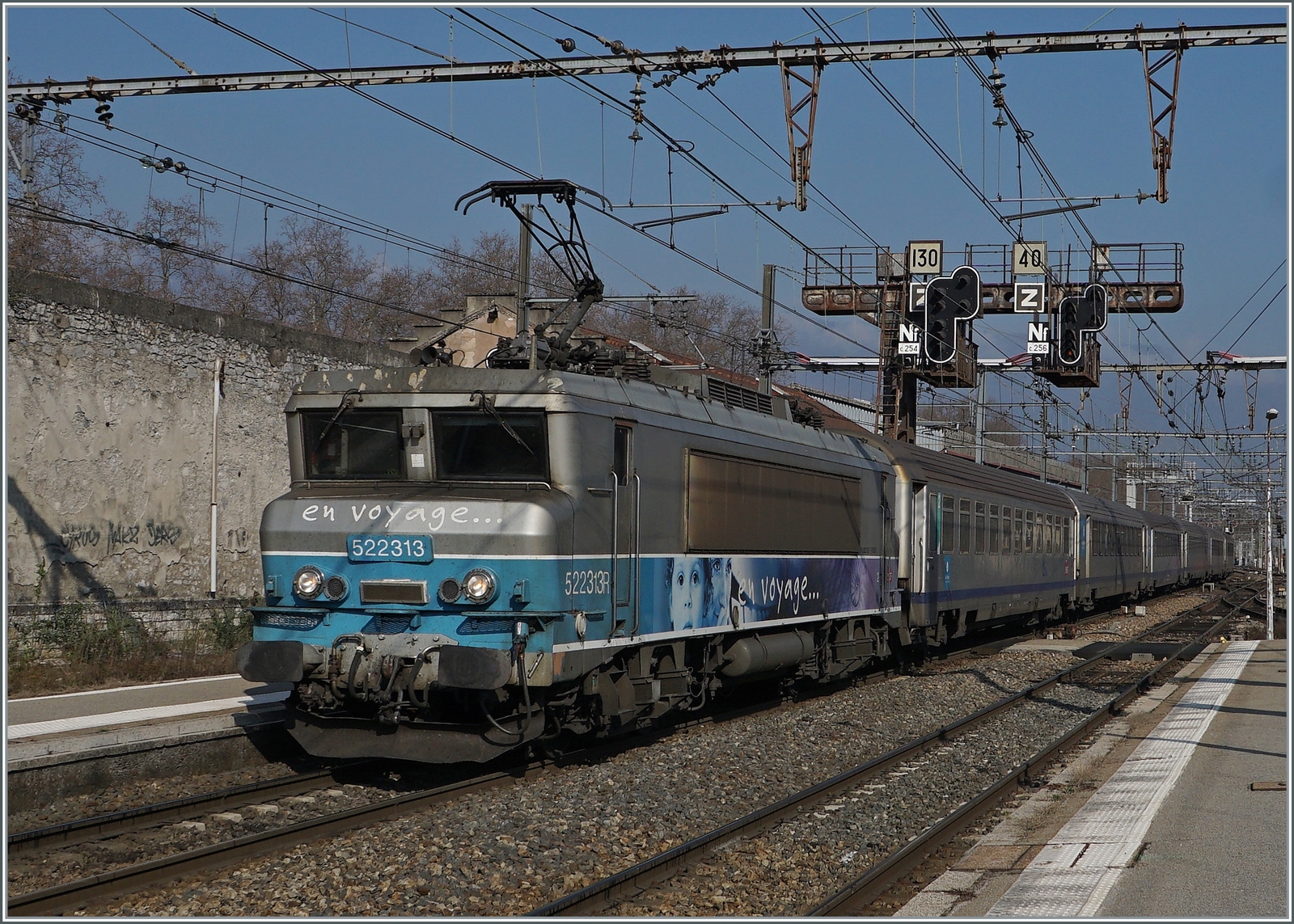 Die SNCF BB 22313 erreiht mit ihrem TER den Bahnhof von Chambéry-Challes-les-Eaux. 
Auch hier trägt die schwere SNCF 1500 Volt Gleichstrom Fahrleitung auf interessante Weise zum Reiz dieses Bildes bei.

22. März 2022 