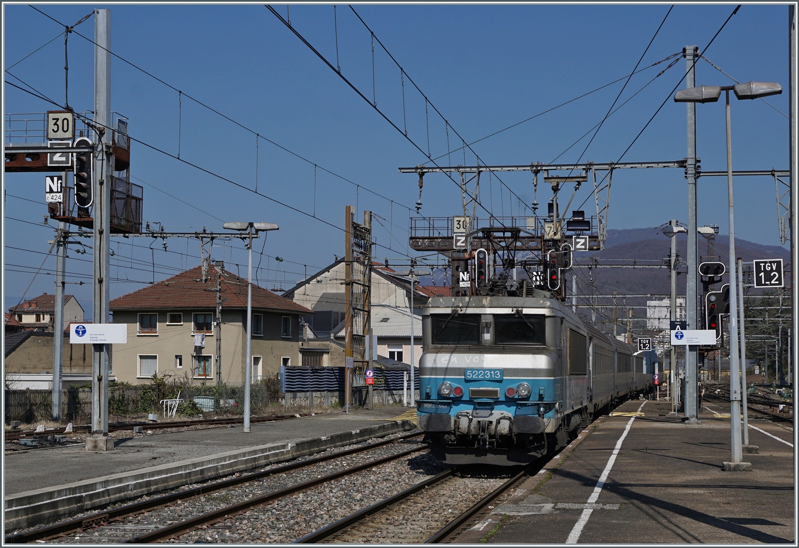 Die SNCF BB 22313 verlässt Aix-Les Bains mit ihrem TER nach Lyon. 

22. März 2022