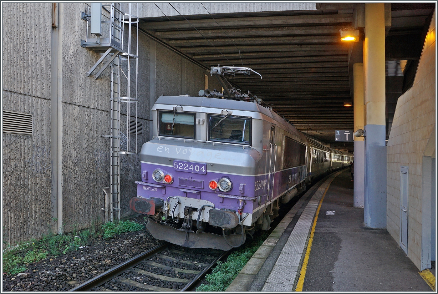 Die SNCF BB 22404 ist mit ihrem TER von Marseille nach Nice in St-Raphael angekommen und wird nach einem kurzen Halt die Fahrt fortsetzen.  

24. März 2025