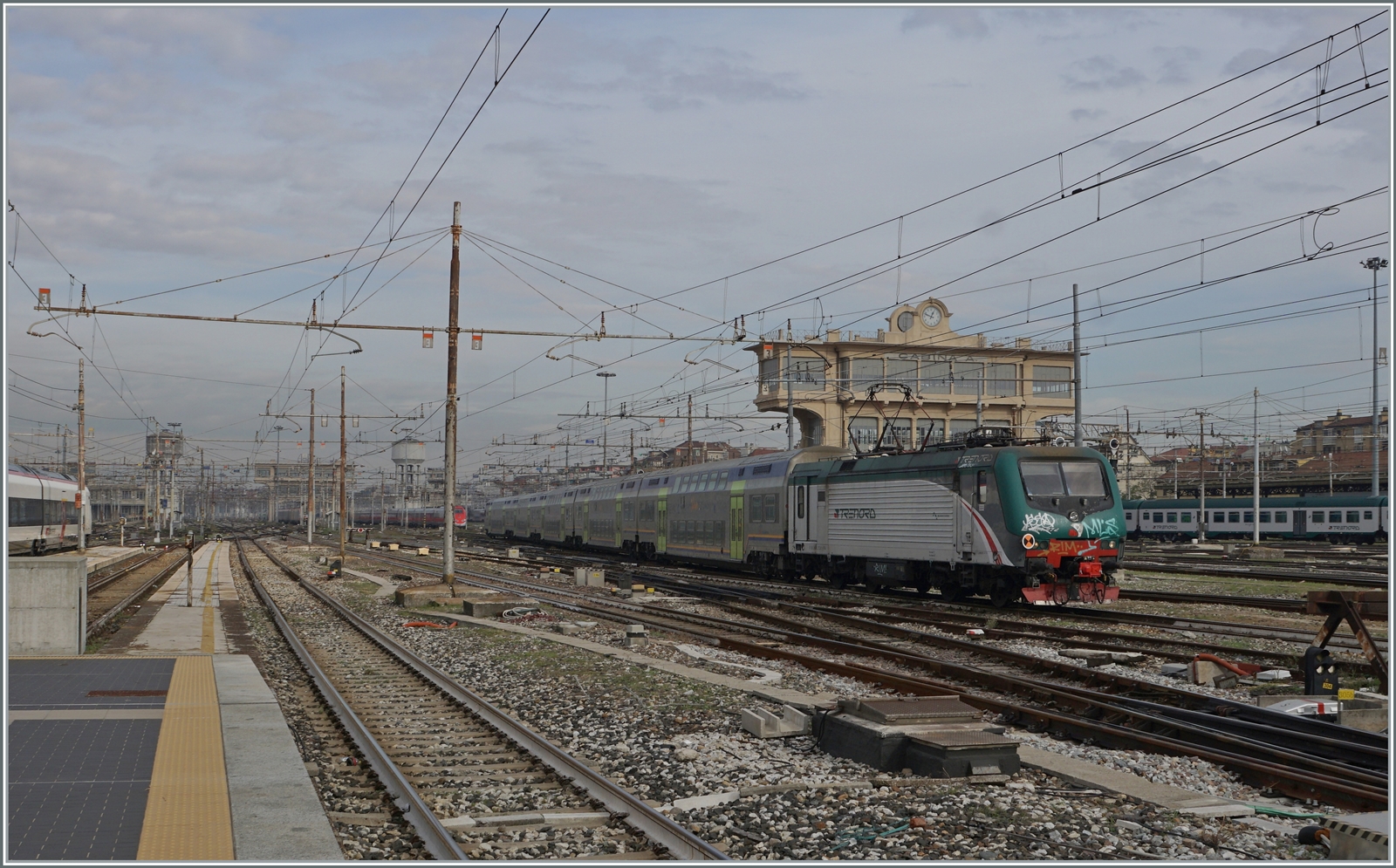 Die Trenord (TN-I) E 464 272 erreicht mit einem Nahverkehrszug ihr Ziel Milano Centrale

8. Nov. 2022


