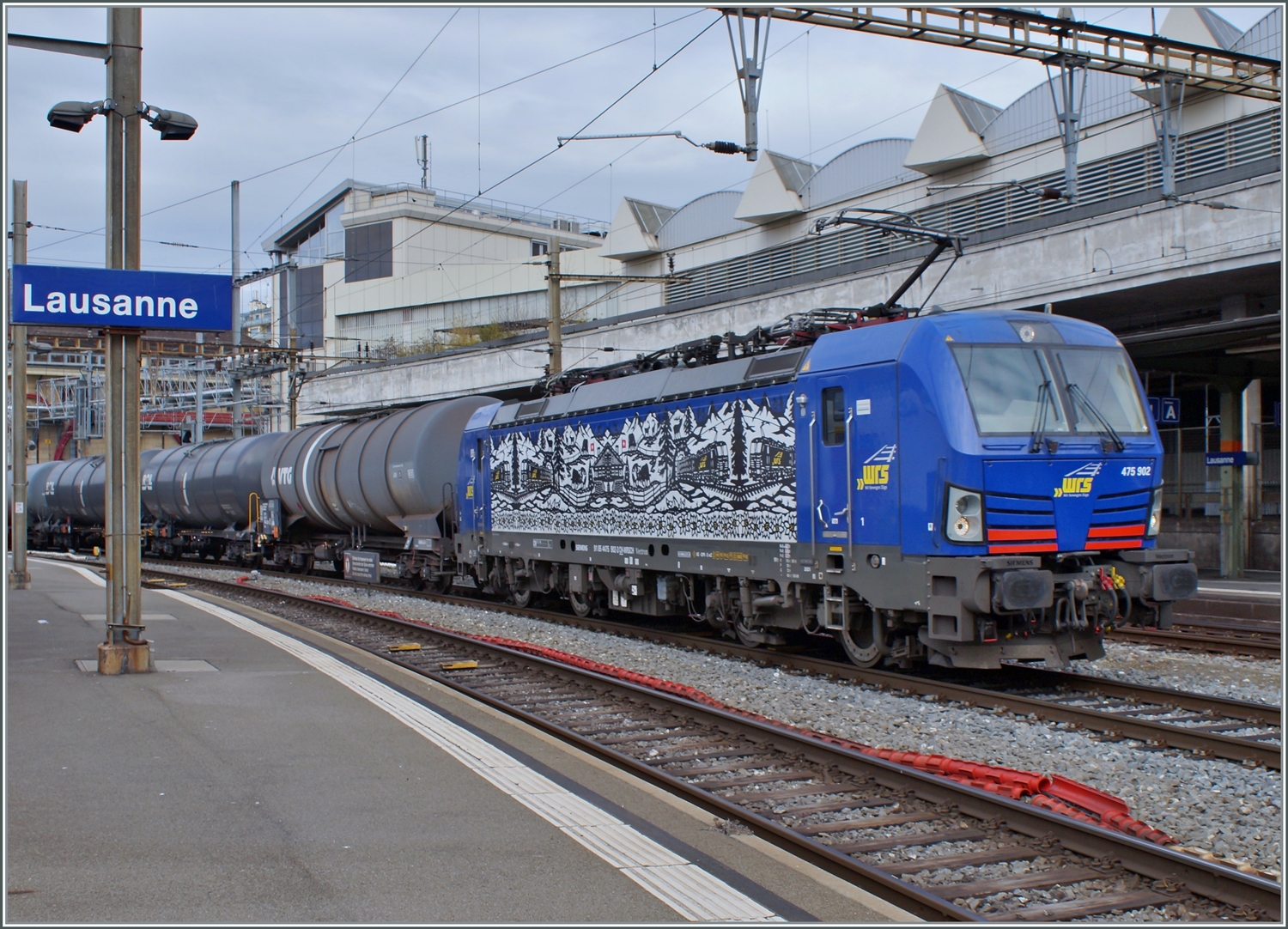 Die WRS Ae 475 902 wartet in Lausanne auf die Weiterfahrt in Richtung Wallis. 

17. Feb. 2023
